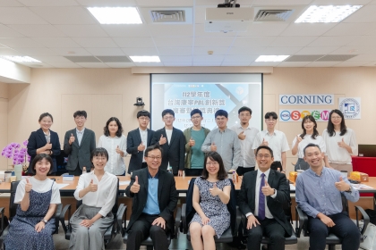 台灣康寧研發團隊、中興大學工學院老師與參賽學生大合照。