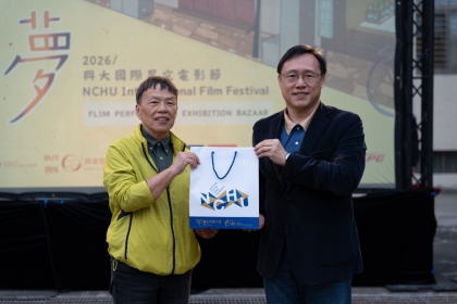 周濟眾副校長（右）致贈紀念品給王小棣導演（左）表達感謝