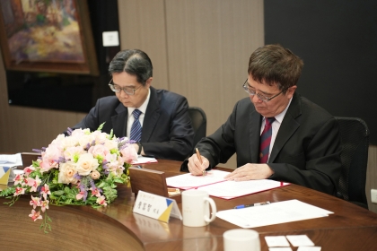 中興大學與台經院簽署合作備忘錄，由興大校長詹富智（右）與台經院副院長林欣吾（左）代表簽署