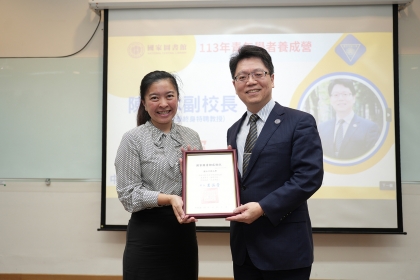 National Central Library Director Wang Han-Ching (left) presents a certificate of appreciation to Vice President Chen Chuan-Mu (right) of National Chung Hsing University, thanking the university for co-hosting the Young Scholar Cultivation Workshop