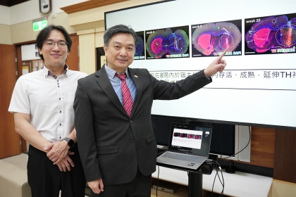 Professor Hong-Lin Su (right) of the Department of Life Sciences at National Chung Hsing University and Dr. Chia-Yu Chang (left) of the Buddhist Tzu Chi Medical Foundation jointly present their
