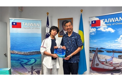 陳剛毅大使頒發國高中組AI應用競賽第一名梁喆愷同學。(圖/學會提供)