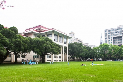 中興大學位於行政大樓與中興湖間的大草坪寬闊平整，安全性高，適合小孩成群奔跑嬉戲，民眾只需帶上野餐墊與輕食水果，大人小孩可輕鬆的度過半日時光。圖／中興大學提供