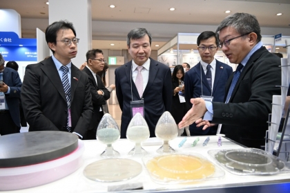 李代表參觀臺灣主題館的各參展單位