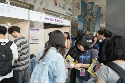 學生積極了解實習內容