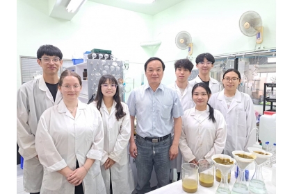 國立中興大學環工系盧明俊特聘教授(圖中)與實驗室同學合影。圖/謝易晏