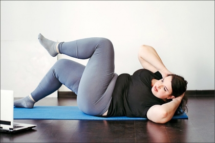 在家運動應鋪上軟墊，或用健身墊、瑜伽墊來支撐身體、維持各種姿勢的穩定性與平衡；圖為情境照。（照片來源：shutterstock）