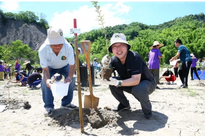 日月光環境山林，在全台林地種下顆顆希望的幼苗，日月光投控營運長吳田玉(右)，今帶領幼稚園及國小小朋友、國中學生及日月光員工，在高雄市燕巢區林地，種下小樹苗。（圖／日月光環保永續基金會提供）