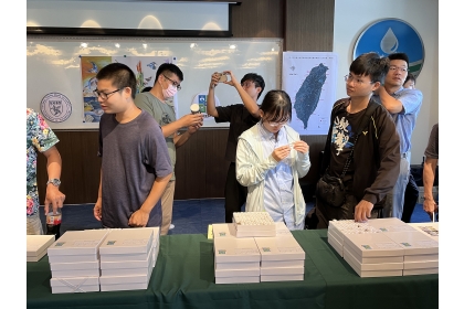 學生觀賞水生昆蟲標本
