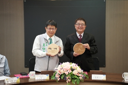 興大詹富智校長（右）與農業部農業試驗所所長王仕賢（左）簽紀念牌合影