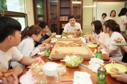 應經系張國益老師（中）與學生互動交流