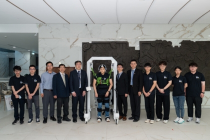 國科會補助李聯旺、柯立偉及陳嘉炘跨領域團隊，花10年打造出全球首創「AI隨動步行復健機器人（HopeStride）」，藉機械外骨骼，讓患者主動用腦調控行走，帶來臨床轉捩點。（國科會提供）