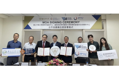 (左起) 興大生醫工程研究所教授暨產學研鏈結中心產學推動組程德勝組長、機械工程學系特聘教授暨科研產業化平台王國禎專案執行長、生醫工程研究所終身特聘教授暨產學研鏈結中心張健忠主任、陳全木副校長、越南胡志明市國立大學智慧財產權與技術轉移中心主任Prof. TU DIEP CONG THANH、副主任 Prof. NGUYEN VAN HIEU、瑞思資訊 黃國睿 專案經理、興大產學研鏈結中心李盈經理。