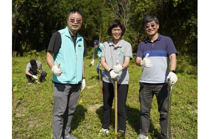 右至左：國立中興大學農資學院院長陳志峰、誠美材料董事長宋妍儀、實驗林管理處處長吳志鴻