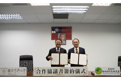 中興大學詹富智校長（左）與防檢署徐榮彬署長（右）代表簽署合作協議。