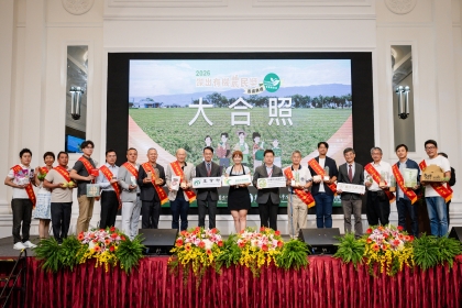2026傑出有機農民獎13位獲獎人與頒獎人大合照