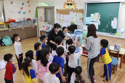 中興大學圖書資訊學研究所的研究生延伸繪本結合綠川生態與幼童們從遊戲中學習