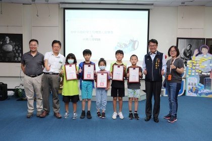 台中市勞工局長吳威志（右2）頒獎給得獎學員