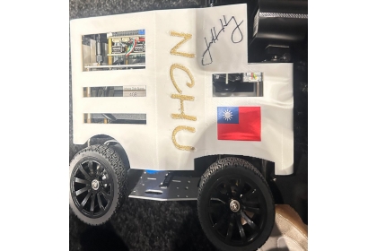 NVIDIA 執行長黃仁勳親自於興大團隊研發的阿克曼小車上簽名