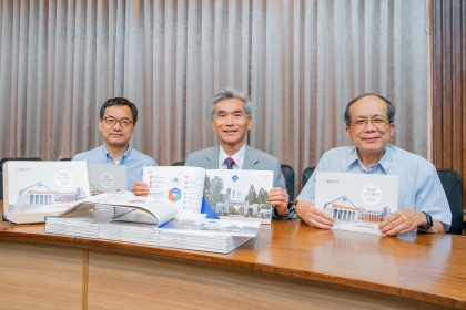 President Fuh-Sheng Shieu (middle), Vice President Jenn-Wen Huang (right), and Secretary General Chin-Shien Lin (left) present NCHU's 2021 Sustainability Report