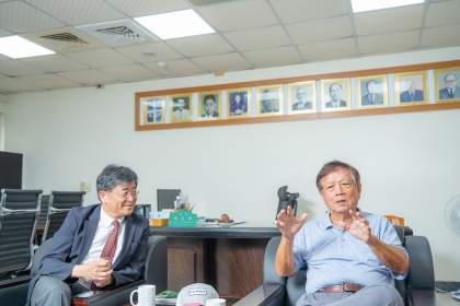 李淵百（右）、陳志峰（左）師徒傳承，為臺灣土雞的種原保存及育種工作奠定基礎。
