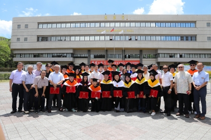興大博士生與師長及藝術家們合影