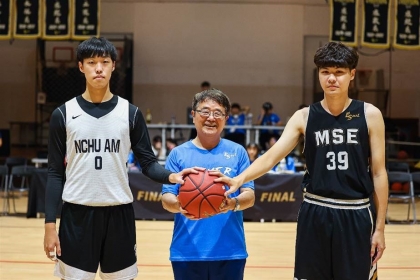 興大系際籃球聯盟決賽，由詹富智校長（中）開球