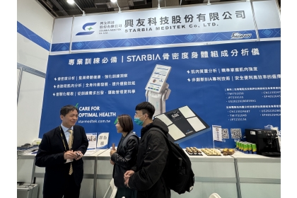 興友科技謝坤昌董事長與觀展者熱烈互動。