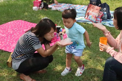 中興大學大草坪10月6日開辦「KID’S泡泡野餐派對」，兩梯次140個名額快速秒殺，相當熱門。 (3)