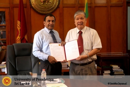   Prof. Upul B.Dissanayake, vice chancellor, University of Peradeniya, (Left) and  Jen-Fon Jen(鄭政峰), vice president, NCHU signed MOU. 