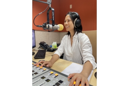 教育廣播電臺與興大攜手推出全新雙語廣播節目《小小地球人》，由興大圖書館館長暨圖資所宋慧筠特聘教授主持。