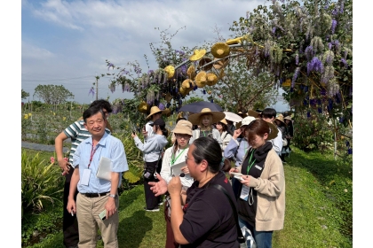 農推中心周明儀副研究員協助翻譯有機玫瑰栽培技術