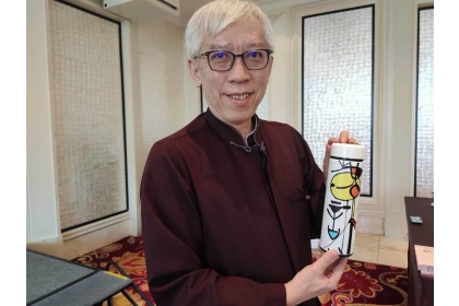 國立國父紀念館長梁永斐當場分享其畫作衍生「獨一無二」的文創品。
