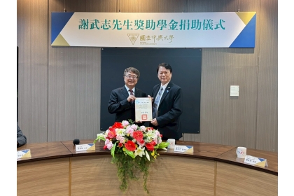 校長詹富智（左）致贈感謝狀予台灣手工具工業同業公會理事長謝武志（右）。