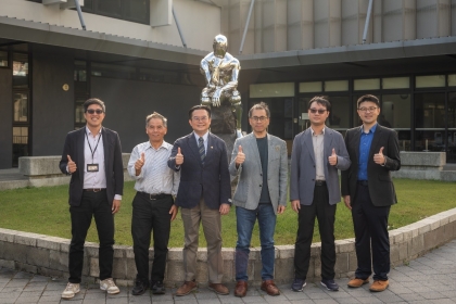 興大研究團隊於全新 AI 基礎設施前合影，宣示校方邁向 AI Enabled University。(由左至右為陳冠辰助理教授、宋振銘研發長、簡瑞與系主任、王世明副系主任、藍國瑞副教授、吳忠翰助理教授；圖片來源：科技新報)
