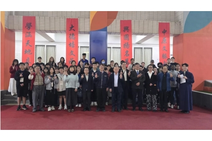 中興大學「水墨賀歲-新春賀歲寫春聯活動」，與會佳賓及學生們大合照。圖/戴辰攝影