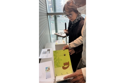 圖3 視障長者觸摸閱讀興大圖資所研究生觸覺繪本作品