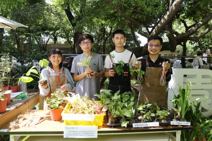 興大園藝療育市集開市，興大園藝學系教授吳振發（右1）與園藝系設攤學生合影