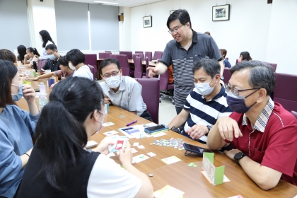 楊東岳執行長（大玩創意）帶領體驗選書師桌遊一起翻轉閱讀教育