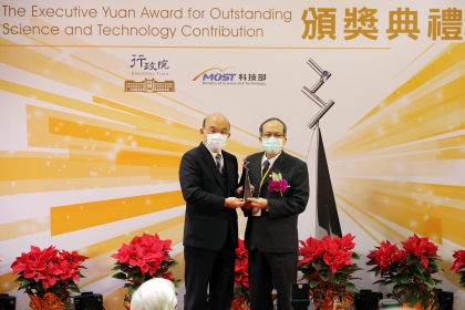 Vice President Jenn-Wen Huang of NCHU Won the Executive Yuan Outstanding Science and Technology Contribution Award