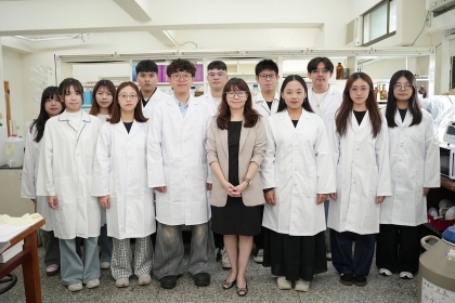 中興大學分子生物學研究所朱自淳副教授（中）與實驗室成員合影