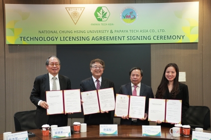 簽約代表左至右:葉錫東院士、興大詹富智校長、越南國家農業科學院院長 Dr. Nguyễn Hồng Sơn、Papaya Tech Asia Co., Ltd Director Thu Ha Tran
