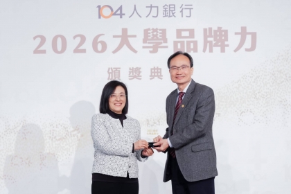 中興大學榮獲第十名，由蔡清標副校長（右）領獎。