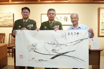 李轂摩大師(右)贈送現場揮毫作品給憲兵指揮部指揮官 鄭禎祥中將(中)