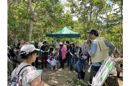 南投國姓種瓜溪畔18日舉辦一場自然生態體驗活動，現場解說林地更新過程。（許秋容提供）