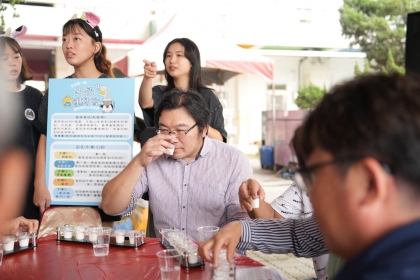計畫主持人中興大學動物科學系陳彥伯副教授表示:「中興大學長期關心在地產業發展,透過與崙背合作推動乳業教育,希望讓學術研究走入社區,讓年輕世代了解乳業的專業與永續價值。」照片來源:崙背超有料青年案內所