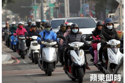 【蘋果日報】論者指出，新竹1名19歲的大學新鮮人載著同學夜騎，因違規左轉而被直行轎車撞上致死，其雙親至法院索賠265餘萬元，法院認定被告無過失責任，判免賠。示意圖，非個案當事人。