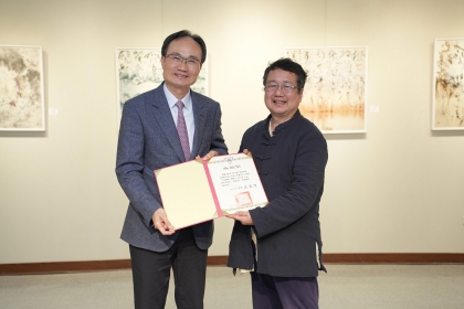 蔡清標副校長（左）頒贈感謝狀給賴賢宗老師