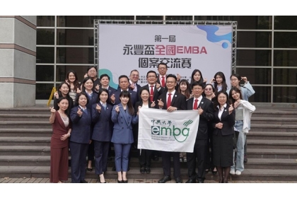 指導老師、兩組隊員、幕僚群與小幫手群照片