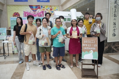 10月1日中午圖書館舉辦牛肉麵大放送活動。